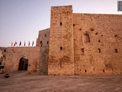 Questa antica e maestosa fortezza medievale � piena zeppa di segni e tracce del leggendario ordine dei Templari, che nel 200 avevano qui una loro magione, utile a vigilare sul passaggio di convogli di uomini e mezzi diretti in Terra Santa